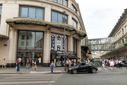 Art-Nouveau-architecture;-Canopy;-Car;-Carved-signage;-Department-store;-Ironwork;-Kaleidos;-Kaleidos-images;-La-parole-à-limage;-Metal-footbridge;-No-entry-sign;-Pedestrian-crossing;-Pedestrians;-Rue-de-Sèvres;-Rue-du-Bac;-Shop-window;-Store-entrance;-Stories-Pictures;-Street-scene;-Tarek-Charara